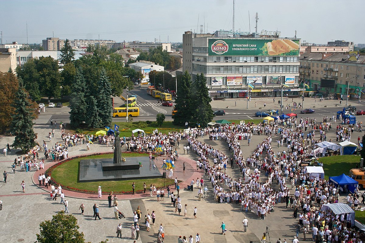 Улицы ровно. Центральная площадь города Луцк. Луцк Театральная площадь. Площадь независимости Луцк. Луцк Украина население.