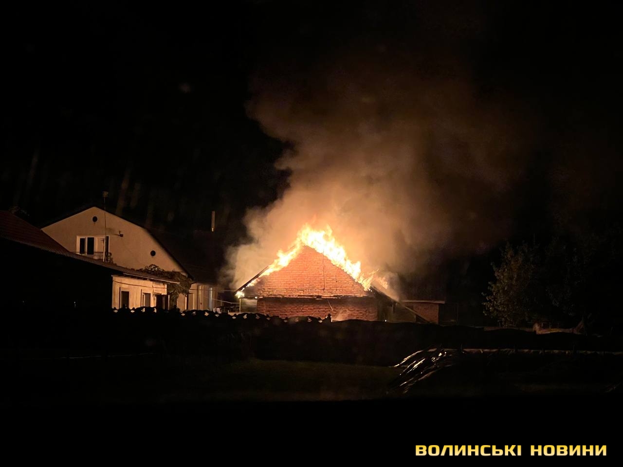 У Луцькому районі горить господарська будівля. Фото