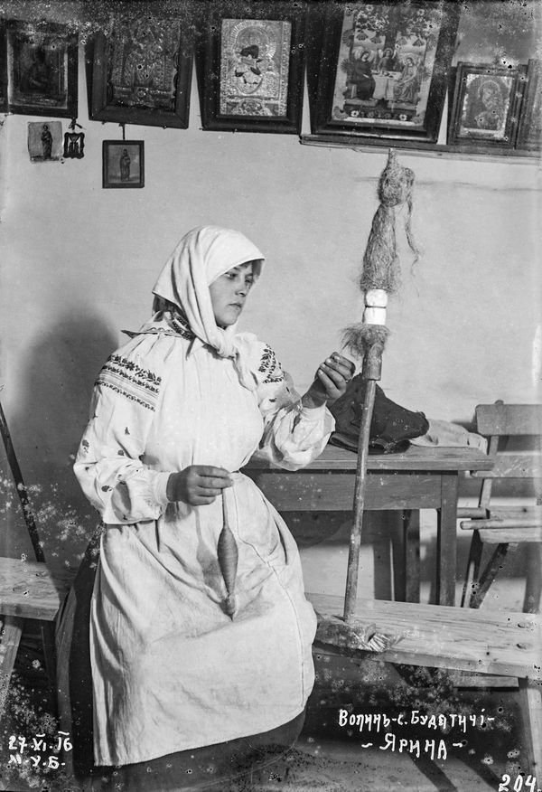 Будятичі. Селянка Ярина за роботою