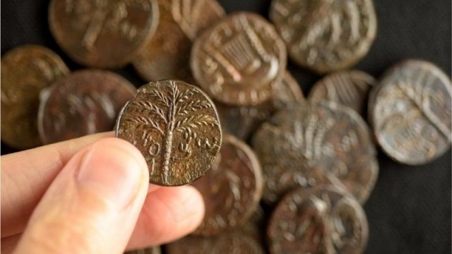 Ці монети карбували єврейські повстанці й ходили вони короткий час протягом повстання - до того, як його придушили римляни