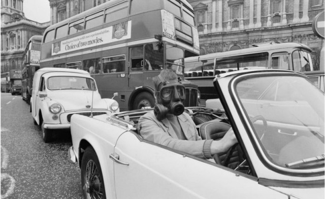 Автомобіліст у 1971 році - у протигазі, але без паска безпеки