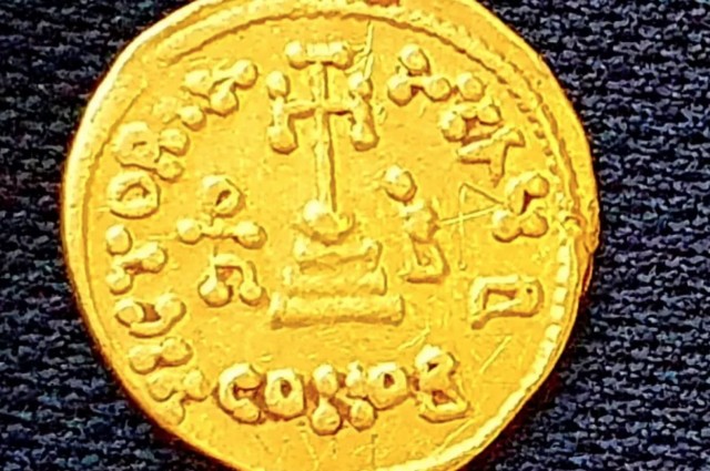 На одній стороні монети можна побачити імператора і двох його синів, а на другій — хрест на Голгофі, де, відповідно до християнської традиції, був розп’ятий Ісус Христос