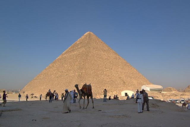 Піраміда Хеопса, одне із семи стародавніх чудес світу, розташована на західному березі Нілу