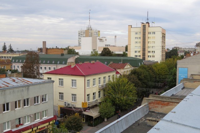 Жовті будівлі по центру - колишні будинки Мардковича і Собчак