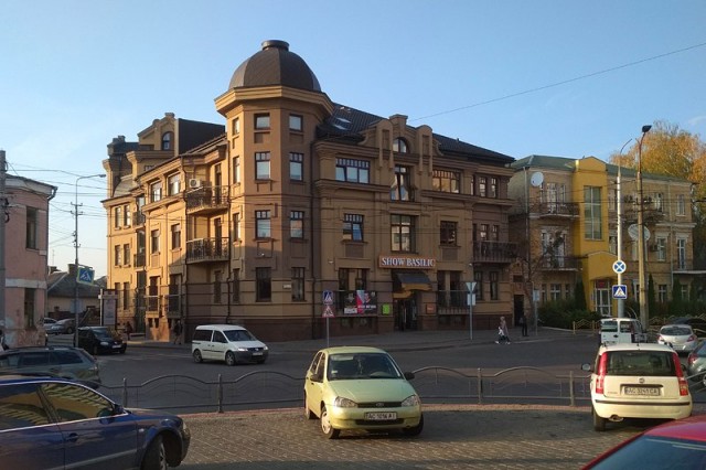 Будинок, зведений на місці будинку Груферманів після 2011 року на розі вулиць Словацького і Шевченка