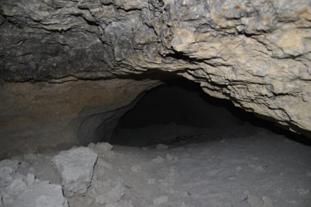 Вхід до нерукотворної печери
