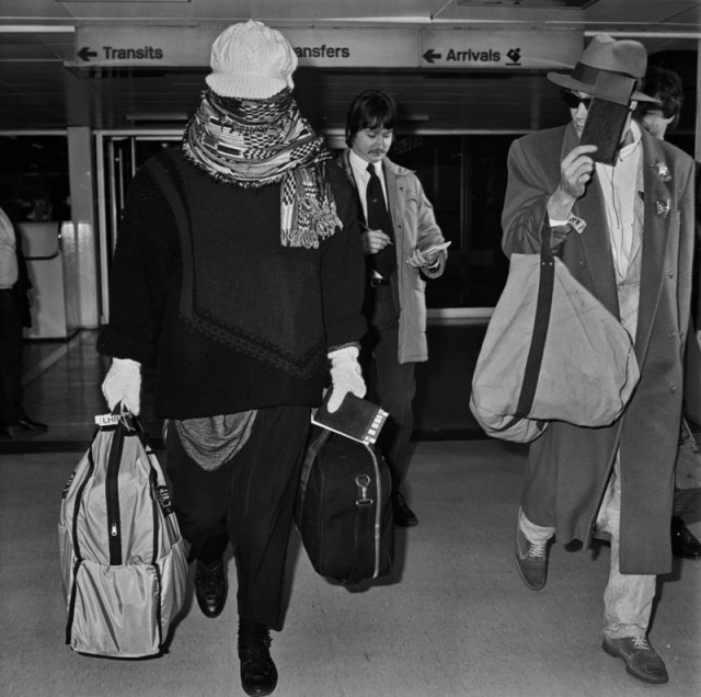 Бой Джордж прибув до аеропорту Хітроу в 1985 році, замаскувавшись шарфом