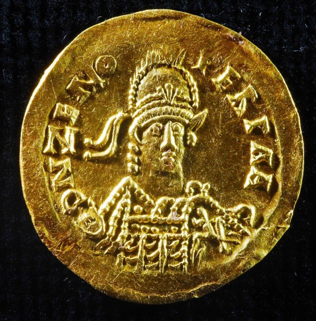 На цій золотій монеті, знайденій на місці поховання, зображено голову східно-римського імператора Зенона, який жив у 480 році